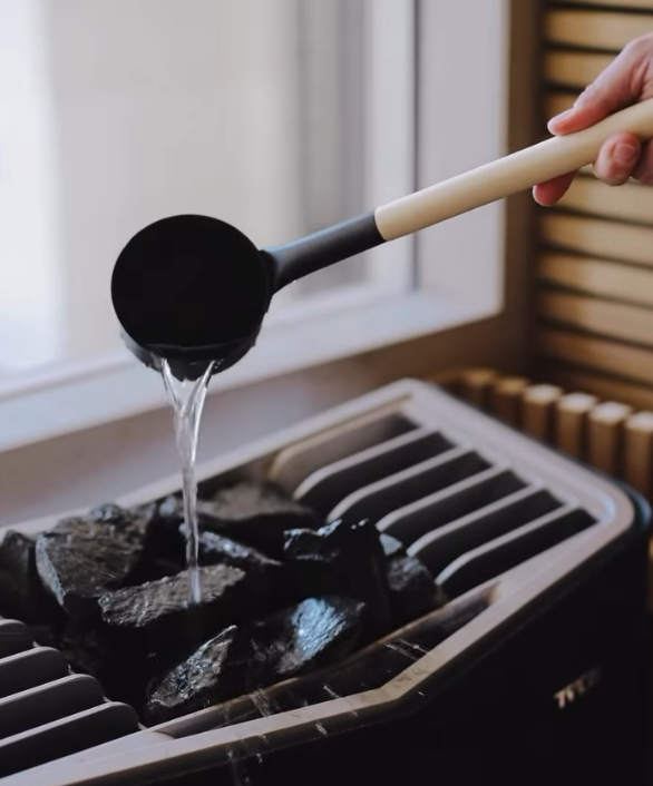 Sauna ladle – Black aluminium with wooden handle