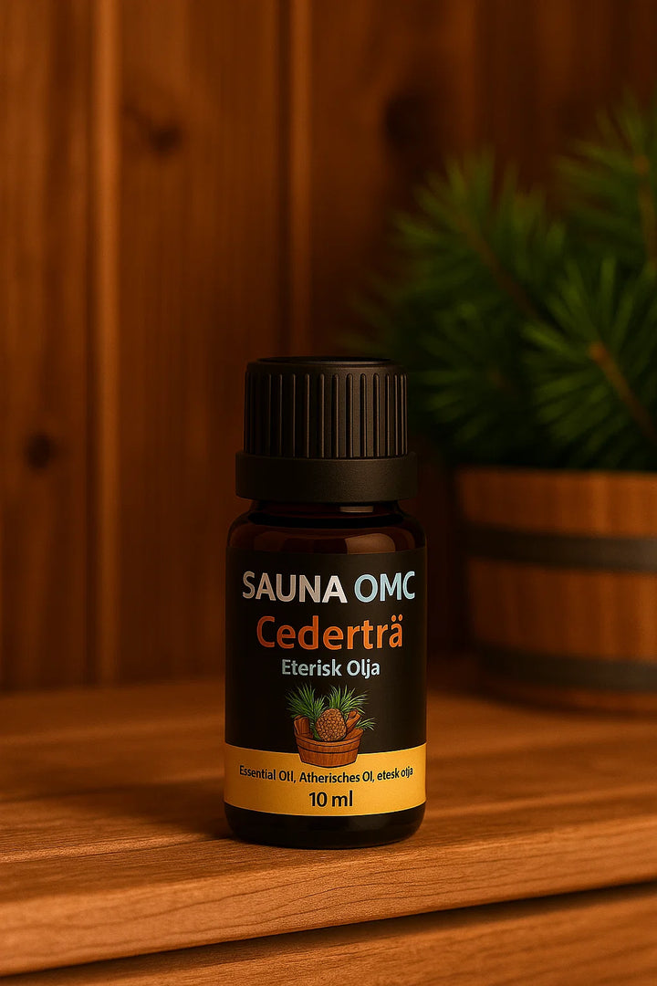 Bastuolja Cederträ - naturlig eterisk olja från Sauna OMC i brun glasflaska, varm träig doft för bastu och avslappning