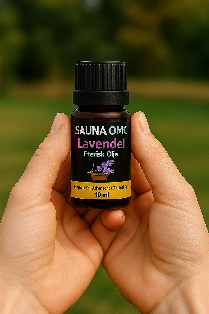 Bastuolja Lavendel – eterisk olja från Sauna OMC, flaska hålls i händer med naturen i bakgrunden, lugnande arom för avkoppling