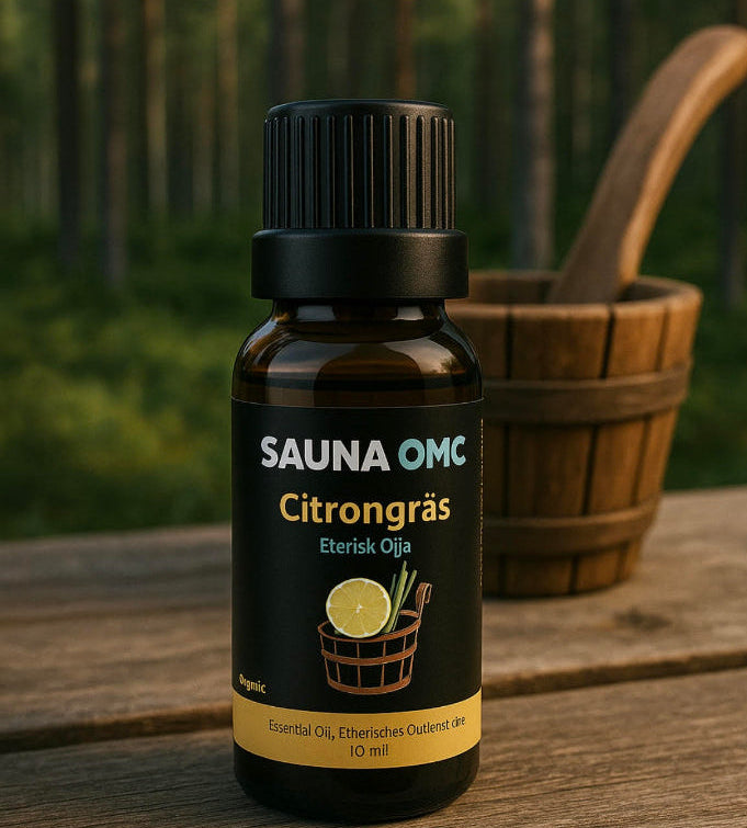 Eterisk olja med citrongräs för bastu, 10 ml flaska fotograferad utomhus i bastumiljö

